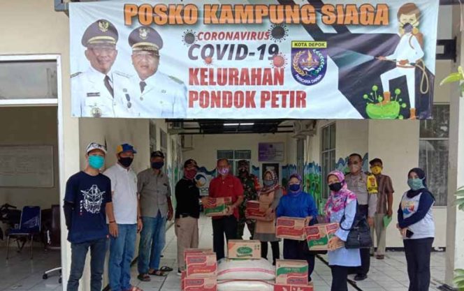 
					Penyerahan bantuan dari lumbung Kampung Siaga Covid-19 RW 06, Kelurahan Pondok Petir, Kecamatan Bojongsari. 