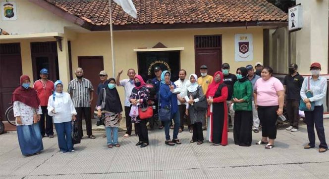 
					Pengurus RW 06 Kelurahan Pontir bersama relawan Posko Kampung Siaga Covid -19, foto bersama.