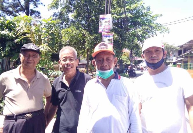 
					Pengurus RW 06, Perumahan Renijaya, Pondok Petir pose bersama.