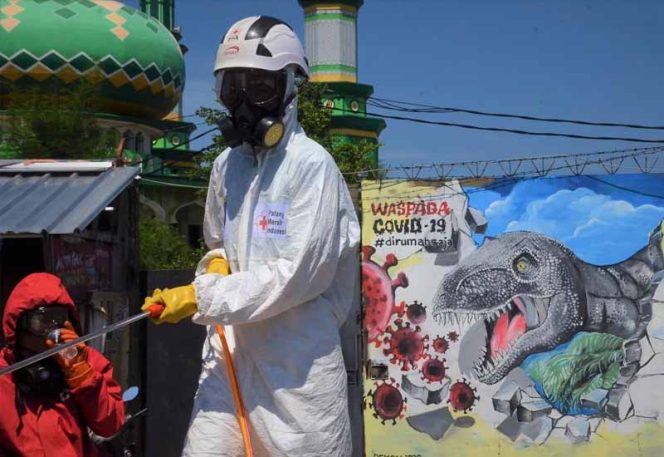 
					Salah satu jalan di lingkungan tak luput dari penyemprotan disinfektan.