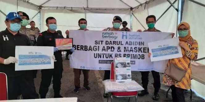 
					Sekolah Islam Terpadu Darul Abidin berbagi pakaian Alat Pelindung Diri (APD) dan masker kepada Rumah Sakit Bhayangkara Brimob, Kelapa Dua Kecamatan Cimanggis.