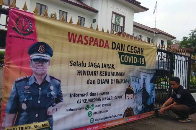 
					Spanduk imbauan untuk waspada dan mencegah penyebaran Covid-19.