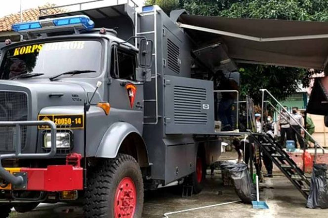 
					Brimob menyulap truk taktis sebagai dapur umum. Di dapur umum setiap hari memasak 1.500 nasi bungkus. (FOTO : Istimewa)