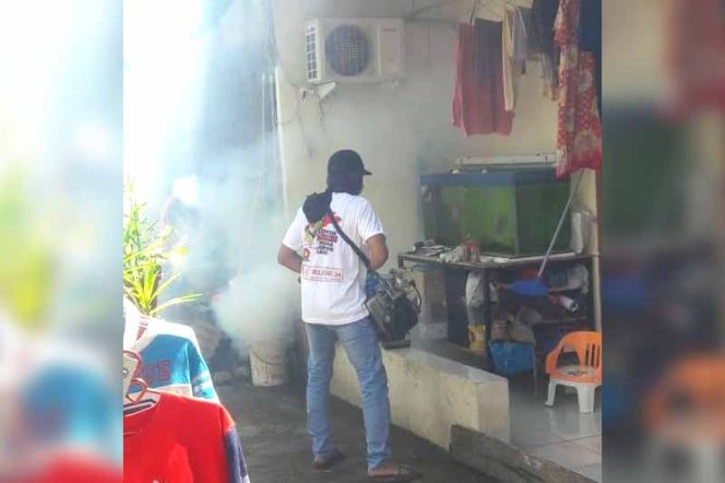 
					Fogging di lingkungan untuk membasmi nyamuk aedes aegypti yang menjadi perantara penyakit DBD.