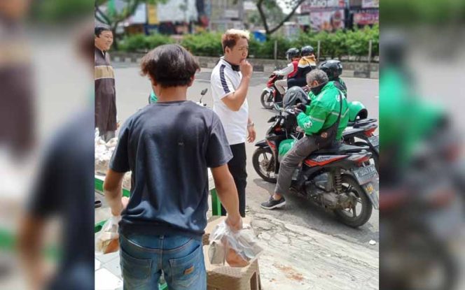 
					Warteg Margonda yang berlokasi di pinggir Jalan Raya Margonda, Kelurahan Pondok Cina, Kecamatan.Beji membagikan sebanyak 100 bungkus nasi kepada pengemudi ojek online dan sopir angkot, Senin (6/4/2020).