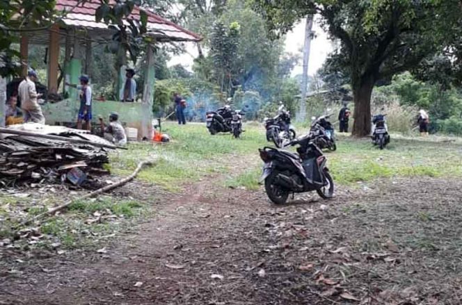 
					Warga RW 03, bersaama petugas makam Blok Salatri membersihkan makam.