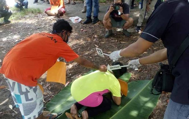 
					Reka ulang kasus pembunuhan dengan menghadirkan langsung kedua pria yang telah ditetapkan sebagai tersangka.