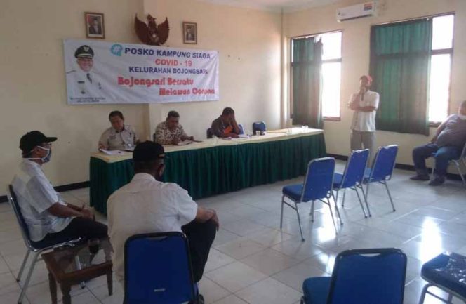 
					Suasana rapat RT, RW dan LPM bersama aparatur Kelurahan Bojongsari terkait bantuan Rp250 ribu per KK.