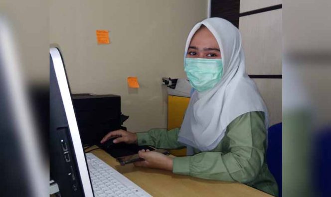 
					Indah di ruang pelayanan kantor Kelurahan Sawangan Baru.