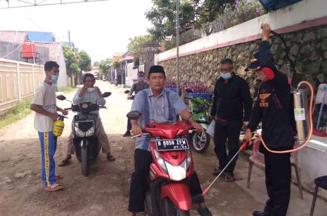 
					Sejumlah kendaraan disemprot disinfektan di Perumaha Permata Sawangan.