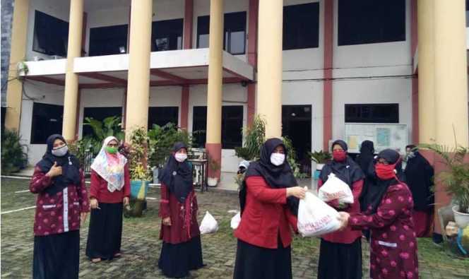 
					Eis Rahmawati, Ketua Perkumpulan Pos PAUD Indonesia Kota Depok secara simbolis menyerahkan paket sembako.