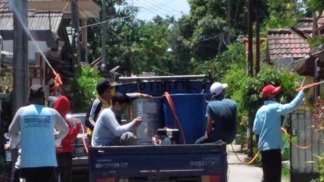 
					Warga RW 06, Kelurahan Pondok Petir, Kecamatan Bojongsari swadaya semprot disinfektan di 330 rumah warga.