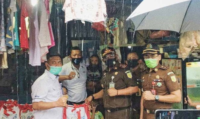 
					Jajaran Korps Adhyaksa Depok berikan bantuan kepada warga terdampak Covid-19.