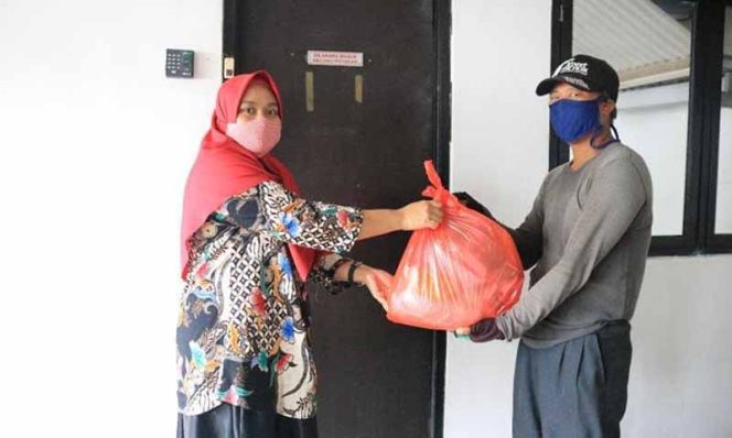 
					Peduli Dampak Pandemi, BPJS Kesehatan Depok Bagi Sembako