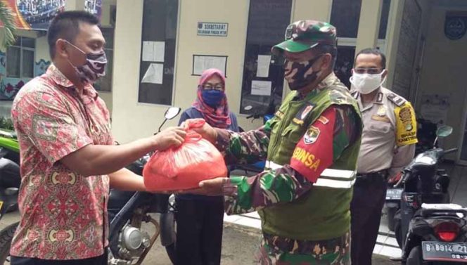 
					Serka, Khasan, Babinsa Kelurahan Pondok Petir menyerahkan Sembako kepada perwakilan warga.