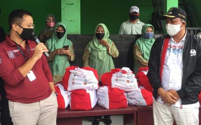 
					Bansos Presiden ini diserahkan langsung secara simbolis oleh Menteri Sosial Juliari P Batubara (kanan). Dan didampingi Wakil Wali Kota Bekasi Tri Adhianto yang turut mengantarkan langsung kepada penerima paket sembako tersebut.