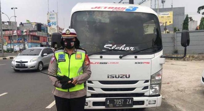 
					Bus pariwisata yang dimankan di Pos Check Point, Jalan Raya Tanah Baru, Kecamatan Beji, Kota Depok.  (FOTO : Istimewa)