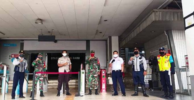 
					Anggota TNI, Polri dan Dishub kompak foto bersama usai melakukan sterilisasi sekaligus pemeriksaan tubuh.