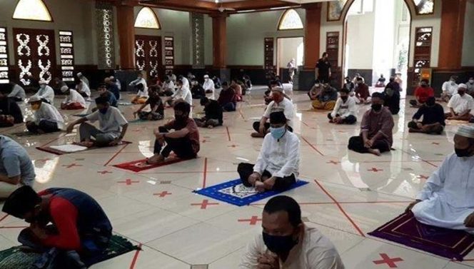 
					Pelaksaan sholat Jumat masa covid-19 di Masjid Agung Akbarkah Kota Bekasi