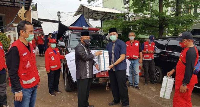 
					PDAM Tirta Asasta secara simbolis menyerahkan nasi kotak kepada Wali Kota Depok, Mohammad Idris di kantor PMI Cabang Kota Depok. Nasi kotak 500 per hari diserahkan dari 3-22 Mei 2020.