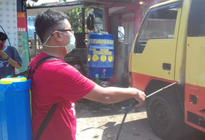 
					Pasar Kemirimuka di kawasan Beji di semprot disinfektan.