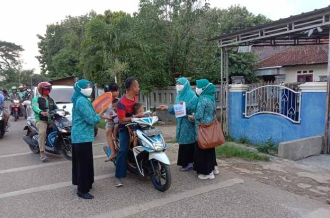 
					Ketua Tim PKK Kelurahan Bedahan saat membagikan takjil dan masker di Jalan Sulaeman, depan kelurahan setempat.