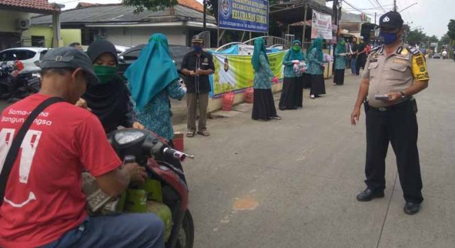 
					Inilah aksi kepedulian yang dilakukan PKK Kelurahan Serua di tepi Jalan Raya Serua.