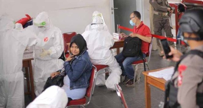 
					PT. KAI menggelar Swab dan Rapid Test di Stasiun Bojonggede, Kecamatan Bojonggede, Senin (11/5/20).