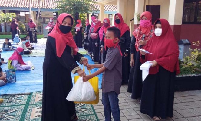 
					Siswa yatim dan dhuafa SDN Bojongsari 1 menerima paket sembako dari rekan rekan siswa. 