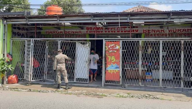 
					Satpol PP Kota Depok saat menutup toko sepatu di kawasan Jalan Raya Citayam.