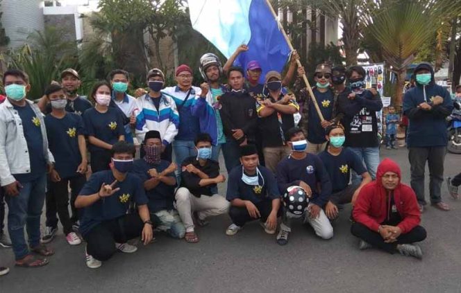 
					XTC Karawang Barat Bagikan Takjil dan Masker 