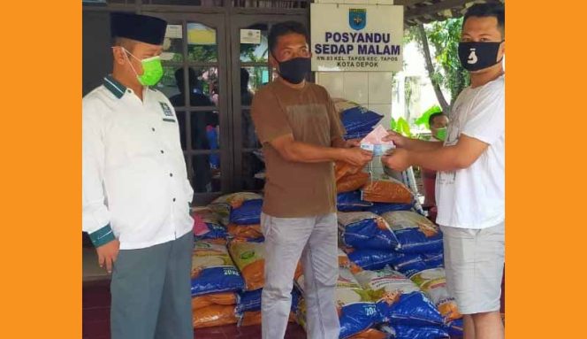 
					Anggota DPRD Kota Depok, Abdul Hamid memantau pelaksanaan pendistribusian bansos di Kecamatan Tapos.