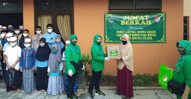 
					Jajaran Persit Kartika Chandra Kirana Cabang XXII Kodim 0508/Depok bersama Persit Ranting 4 Koramil Sukmajaya menggulirkan program Jumat Berkah.