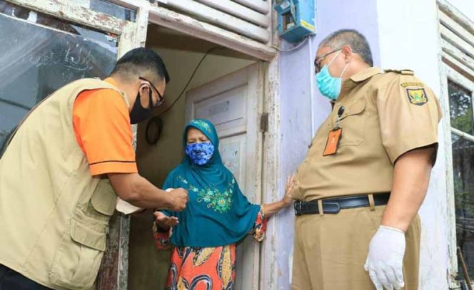 
					Bupati Sukabumi Marwan Hamami, mematau langsung pendistribusian bantuan sosial tunai ke masyarakat yang terdampak covid 19.