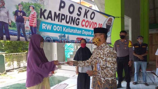 
					Lurah Depok Jaya, Herman secara simbolis menyerahkan bantuan.