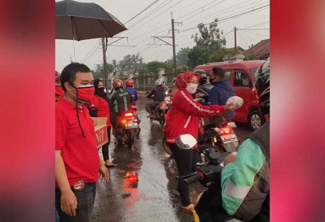 
					Ranting PDIP Se-Cipayung Bagikan Takjil