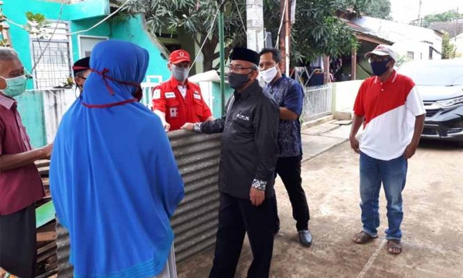 
					Wali Kota Depok, Mohammad Idris saat mengunjungi korban rumah ambruk di Perumahan BSI, Kelurahan Duren Mekar, Kecamatan Bojongsari.