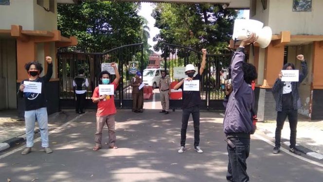 
					Puluhan mahasiswa berencana akan menggelar aksi unjuk rasa di depan halaman Kantor Wali Kota Bekasi, Selasa (02/06). Dengan tetap mengikuti protokol kesehatan.