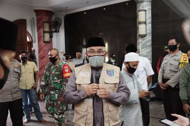 
					Wali Kota Depok Mohammad Idris meninjau persiapan menuju Adaptasi Kebiasaan Baru (AKB) di Masjid Baiturahman.