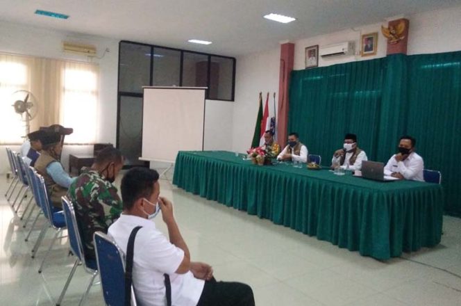 
					Suasana rapat pembasahan terkait new normal di aula Kecamatan Bojongsari.