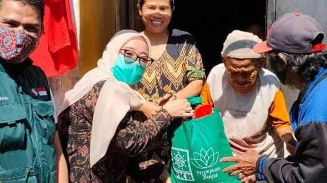 
					Anggota Komisi 3 DPRD Provinsi Jawa Barat Erni Sugiyanti terus melakukan aksi solidaritas dengan membantu masyarakat terdampak covid-19.