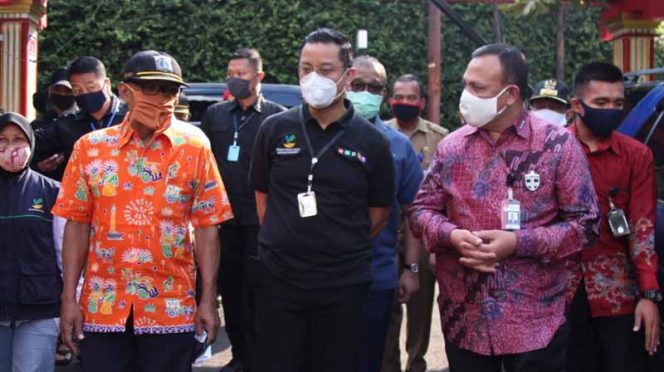 
					Mensos Juliari P. Batubara bersama Ketua KPK Firli Bahuri, meninjau penyaluran sembako. (FOTO : Istimewa)