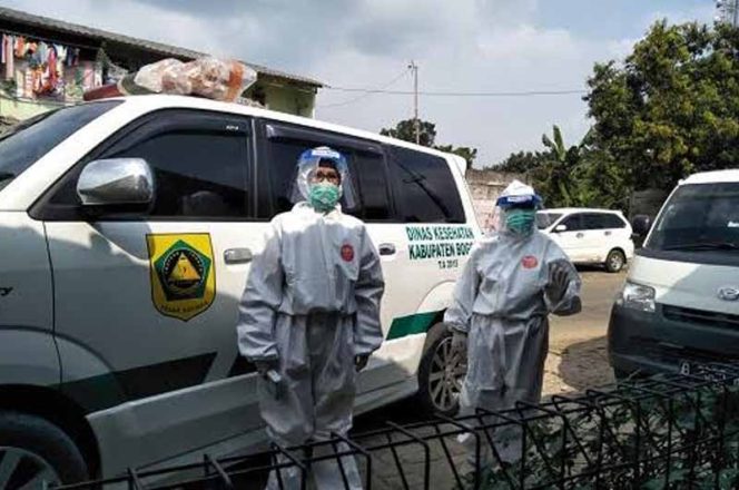 
					Tim Medis Puskesmas Ciseeng membujuk seorang pasien positif corona atau covid-19 dari wilayah Kecamatan Ciseeng untuk dirawat di rumah sakit RSUD Cibinong.