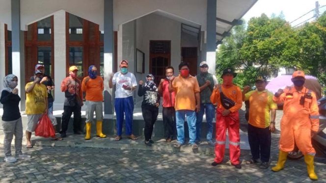 
					Sejumlah Tempat Ibadah Disemprot Disinfektan