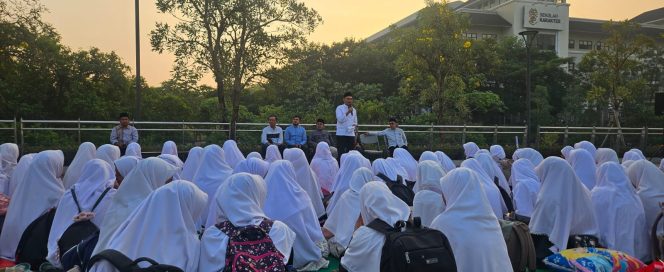 
					Ratusan santriwati di dalam naungan Ikatan Keluarga Pondok Modern (IKPM) berangkat ke Pesantren Gontor dilepas oleh Wakil Wali Kota Depok Imam Budi Hartono di Masjid At-Thohir, Tapos, Depok, Sabtu (21/9).