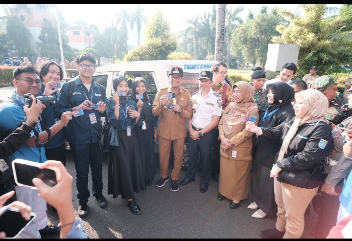 Wakil Wali Kota Depok Imam Budi Hartono saat peluncuran angkot ber AC atau Mikrotrans Depok. Dok. Istimewa