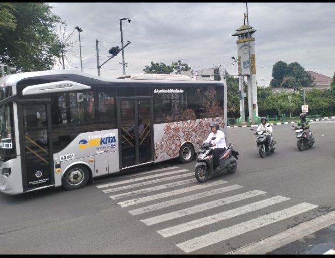 
					Layanan BISKITA Trans Depok mencatat kenaikan penumpang signifikan di tahun 2024, dengan total 891.131 penumpang dan load factor mencapai 132,19 persen. Dinas Perhubungan Kota Depok berkomitmen untuk terus mengembangkan layanan ini.