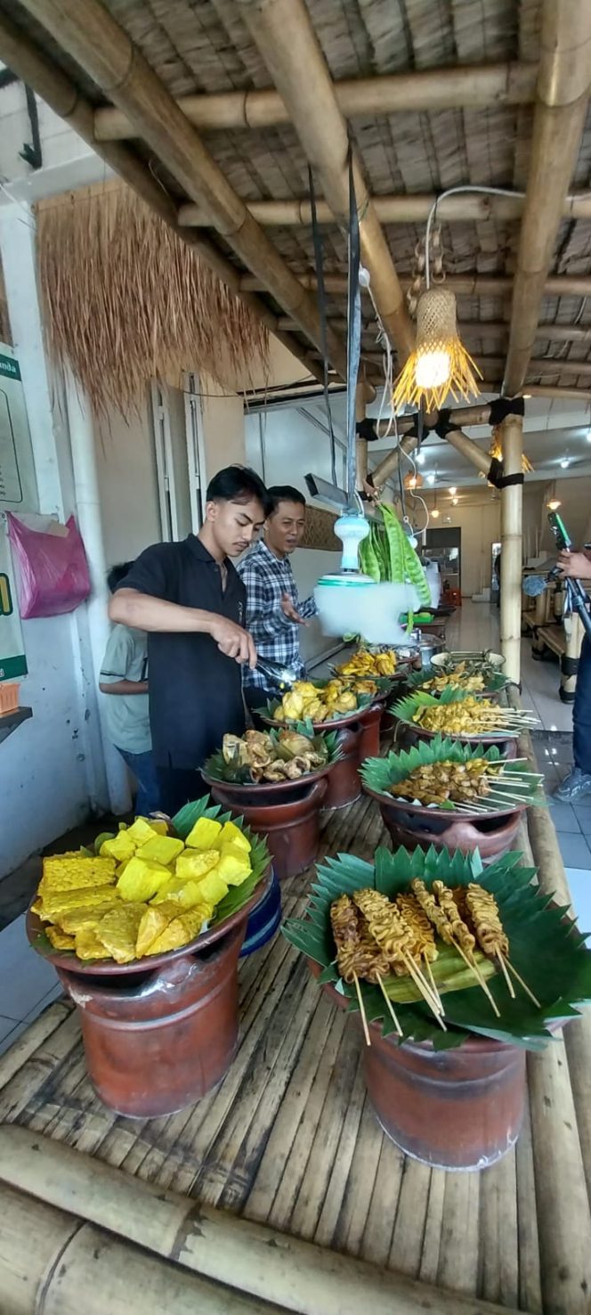 
					Kampung Sambal di Depok hadirkan kuliner Sunda dengan sambal khas yang menggugah selera. Nikmati sayur asem dan pepes patin dengan harga terjangkau